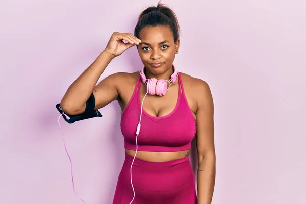 Fiatal Afro Amerikai Lány Tornaruhát Visel Fülhallgatót Használ Aggódva Stresszelve — Stock Fotó