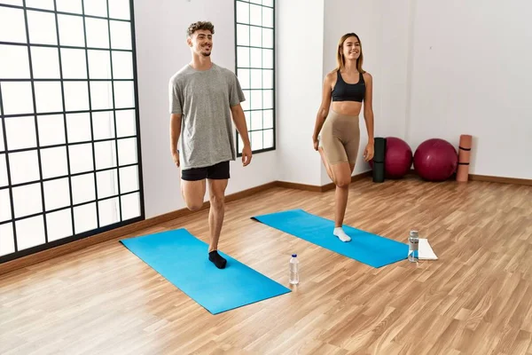 Junges Hispanisches Sportlerpaar Lächelt Glücklich Beim Stretching Sportzentrum — Stockfoto