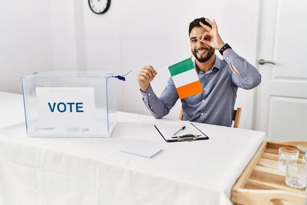 Mladý Pohledný Muž Plnovousem Politické Kampani Volby Drží Irskou Vlajku — Stock fotografie
