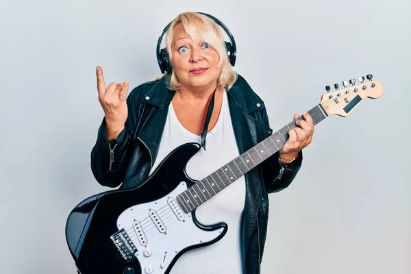 Mujer Rubia Mediana Edad Tocando Guitarra Eléctrica Haciendo Cuernos Signo — Foto de Stock