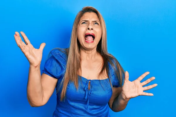 Middelbare Leeftijd Spaanse Vrouw Dragen Casual Kleding Gek Gek Schreeuwen — Stockfoto