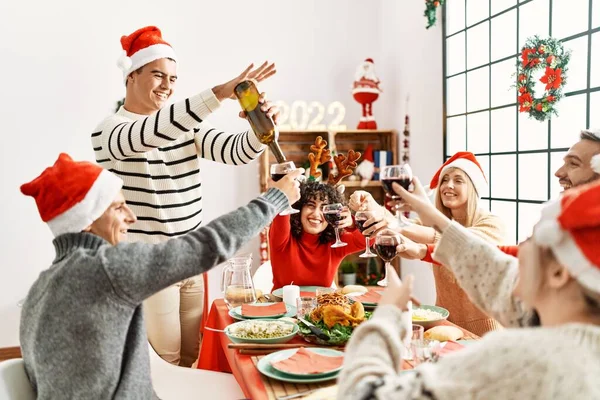 Gruppo Giovani Amici Che Fanno Cena Natale Versando Vino Casa — Foto Stock