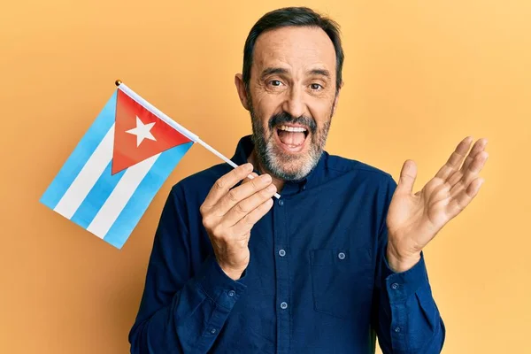 Středověký Hispánec Držící Kubánskou Vlajku Oslavující Úspěch Šťastným Úsměvem Vítězným — Stock fotografie