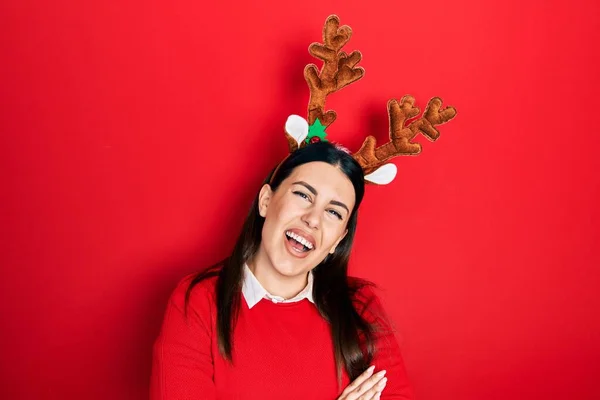 Mulher Hispânica Jovem Vestindo Chifres Rena Natal Bonito Rosto Feliz — Fotografia de Stock