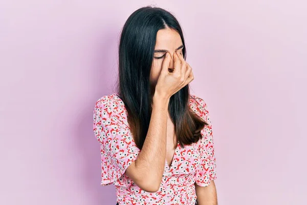 Jeune Femme Brune Portant Une Robe Été Fatiguée Frottant Nez — Photo