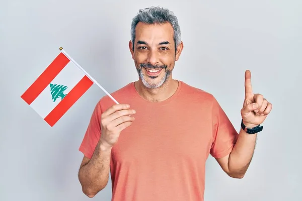 Bonito Homem Meia Idade Com Cabelos Grisalhos Segurando Bandeira Lebanon — Fotografia de Stock