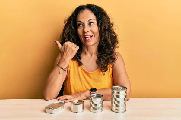 Mulher Meia Idade Bonita Com Comida Enlatada Apontando Polegar Até — Fotografia de Stock