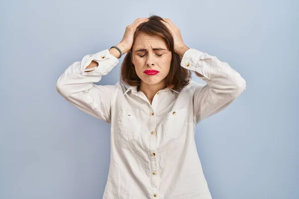 Young Beautiful Woman Standing Casual Blue Background Suffering Headache Desperate — Stock Photo, Image