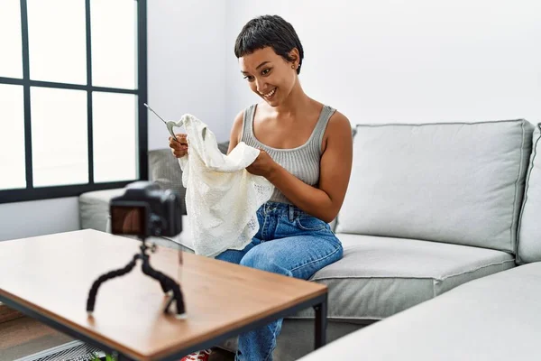 Joven Mujer Hispana Sonriendo Confiada Enviando Ropa Casa —  Fotos de Stock