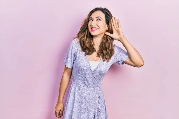 Jovem Hispânica Vestindo Roupas Casuais Sorrindo Com Mão Sobre Ouvido — Fotografia de Stock