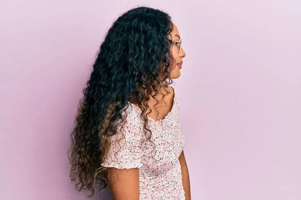 Ung Latinamerikansk Kvinna Bär Casual Kläder Och Glasögon Ser Sidan — Stockfoto