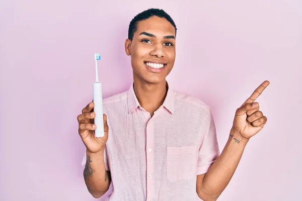 Jong Afrikaans Amerikaans Guy Houden Elektrische Tandenborstel Glimlachen Gelukkig Wijzend — Stockfoto