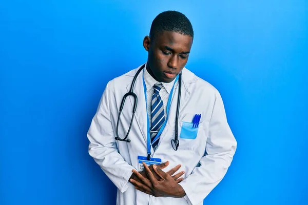 Hombre Afroamericano Joven Vistiendo Uniforme Médico Con Mano Estómago Porque — Foto de Stock