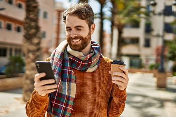 Jonge Blanke Man Met Baard Met Behulp Van Smartphone Buiten — Stockfoto