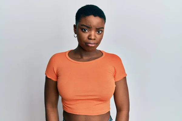 Mladá Afro Americká Žena Neformální Oranžové Tričko Deprimovaná Strachující Úzkost — Stock fotografie