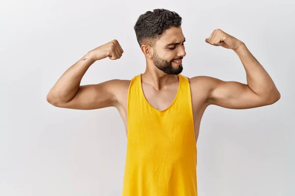 Homem Bonito Jovem Com Barba Sobre Fundo Isolado Mostrando Músculos — Fotografia de Stock