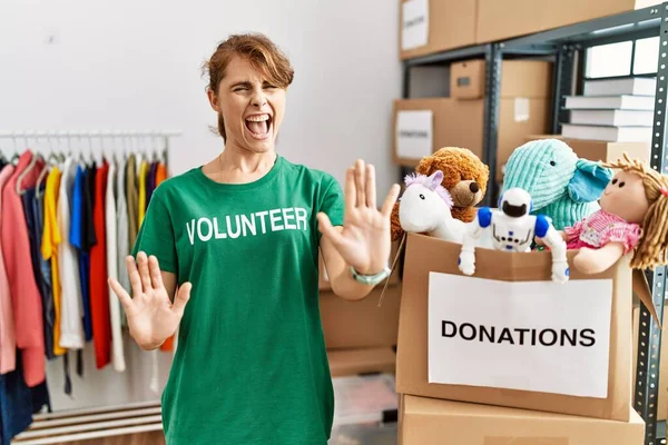 Mulher Branca Bonita Vestindo Shirt Voluntária Doações Stand Fazendo Gesto — Fotografia de Stock