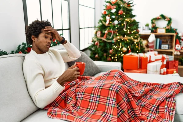 Mladý Africký Američan Sedí Pohovce Pije Kávu Vánočního Stromku Ustaraný — Stock fotografie