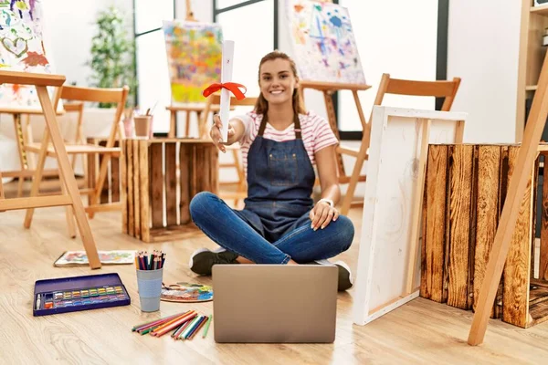 Jeune Femme Souriante Confiante Détenant Diplôme Studio Art — Photo