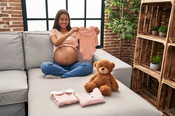 Mladá Latinka Žena Těhotná Drží Dítě Oblečení Doma — Stock fotografie