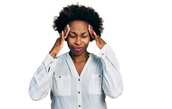 ストレスが原因で頭の痛みのために頭の上に手でカジュアルな白いTシャツを着てアフロ髪を持つアフリカ系アメリカ人女性 片頭痛 — ストック写真