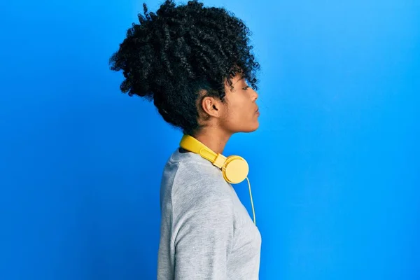 Afroamerikanische Frau Mit Afro Haaren Trägt Sweatshirt Und Kopfhörer Zur — Stockfoto