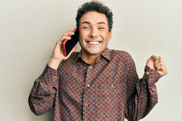 Akıllı Telefondan Konuşan Yakışıklı Genç Adam Gururla Bağırıyor Zaferi Kutluyor — Stok fotoğraf