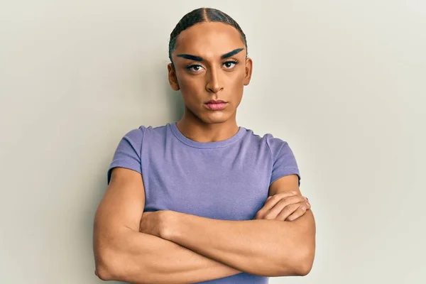 Homme Hispanique Portant Maquillage Cheveux Longs Portant Shirt Décontracté Sceptique — Photo