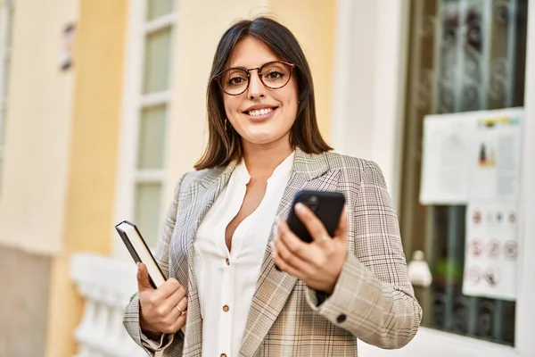 Ung Latinamerikansk Affärskvinna Ler Glad Med Smartphone Stan — Stockfoto