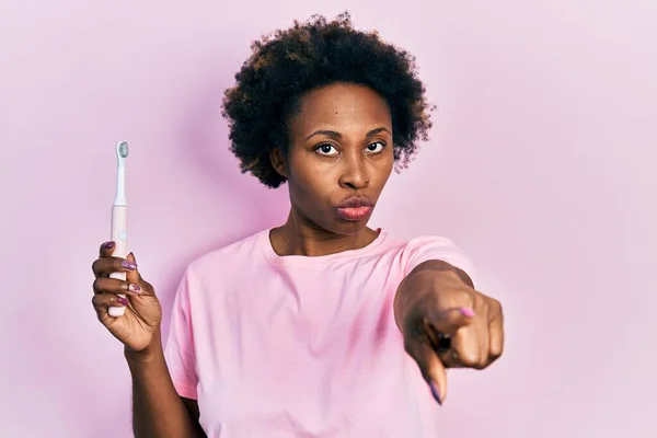 Jonge Afro Amerikaanse Vrouw Met Elektrische Tandenborstel Wijzend Met Vinger — Stockfoto