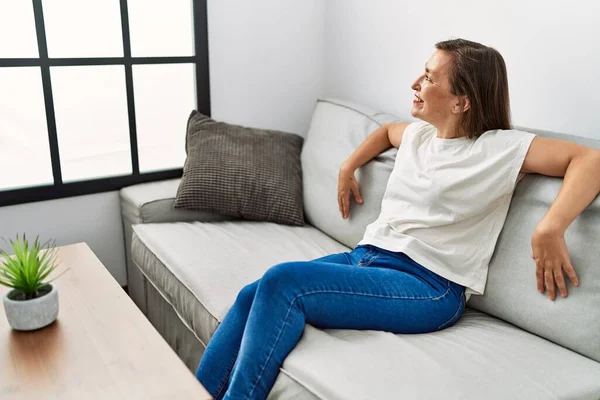 Middle Age Hispanic Woman Smiling Sitting Sofa Home — ストック写真