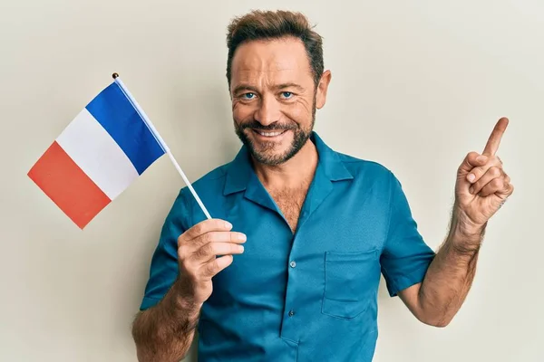 Homem Meia Idade Segurando Bandeira França Sorrindo Feliz Apontando Com — Fotografia de Stock