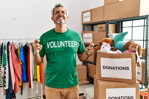Homem Hispânico Meia Idade Vestindo Shirt Voluntária Doações Gesto Dedo — Fotografia de Stock