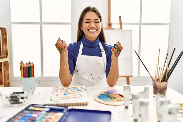 Jovem Morena Estúdio Arte Com Mãos Pintadas Comemorando Surpreso Surpreso — Fotografia de Stock