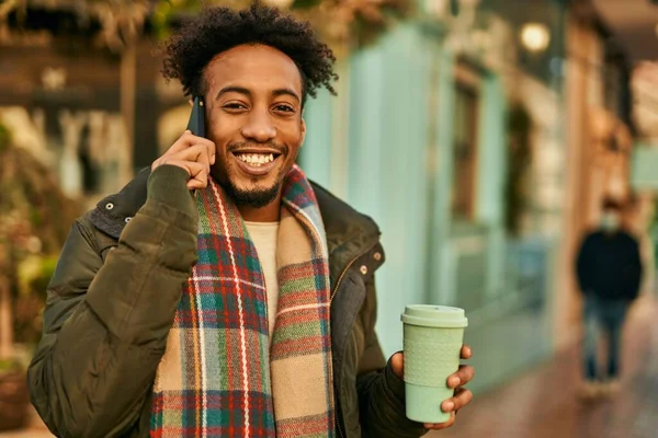 Joven Afroamericano Hablando Smartphone Tomando Café Ciudad —  Fotos de Stock