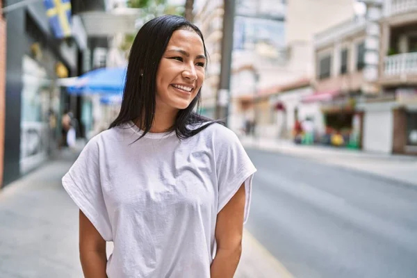 年轻的拉丁女孩站在城里高兴地微笑着 — 图库照片