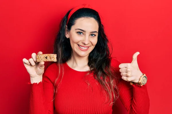 Jonge Spaanse Vrouw Eet Eiwit Bar Als Gezonde Energie Snack — Stockfoto