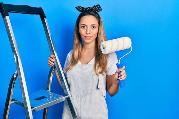 Hermosa Mujer Hispana Por Escaleras Sosteniendo Actitud Rodillo Pintor Pensamiento — Foto de Stock