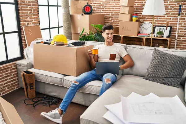 Jonge Spaanse Man Met Behulp Van Laptop Het Drinken Van — Stockfoto