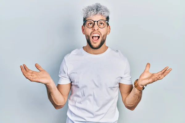 Modern Boyalı Saçlı Beyaz Tişörtlü Gözlüklü Deli Deli Deli Bağıran — Stok fotoğraf