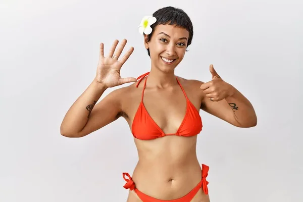 Jonge Spaanse Vrouw Met Kort Haar Die Bikini Draagt Met — Stockfoto