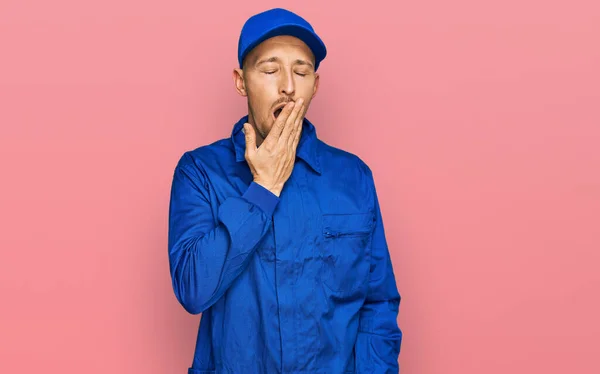 Uomo Calvo Con Barba Indossa Costruttore Tuta Uniforme Annoiato Sbadigliando — Foto Stock