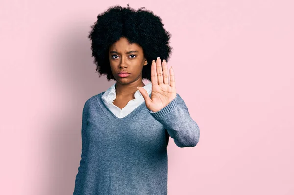 Młoda Afroamerykanka Ubraniu Biznesowym Przestaje Śpiewać Dłonią Wyraz Ostrzegawczy Negatywnym — Zdjęcie stockowe