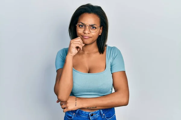 Młoda Afroamerykanka Luźnych Ciuchach Poważnie Myśląca Pytaniu Ręką Podbródku Myśląca — Zdjęcie stockowe