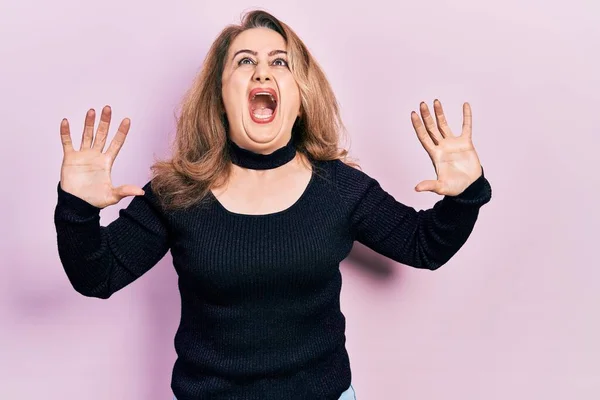 Mulher Caucasiana Meia Idade Vestindo Roupas Casuais Loucas Loucas Gritando — Fotografia de Stock