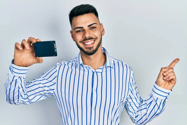 Joven Hombre Hispano Con Barba Sosteniendo Memoria Ssd Sonriendo Feliz — Foto de Stock