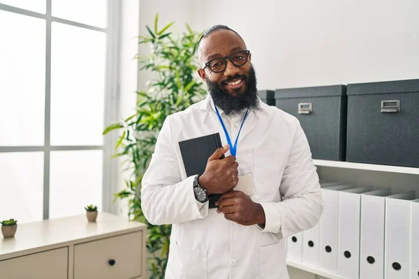 Ung Afrikansk Amerikan Man Bär Läkare Uniform Innehav Bok Kliniken — Stockfoto