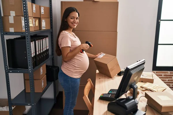 Young Latin Woman Pregnant Business Worker Scanning Package Label Office — Stock Photo, Image