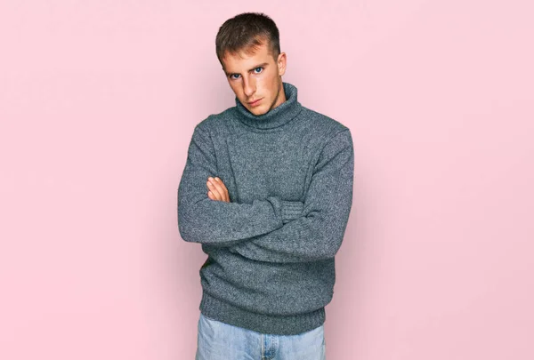 Mladý Plavovlasý Muž Neformálním Oblečení Skeptický Nervózní Nesouhlasný Výraz Tváři — Stock fotografie