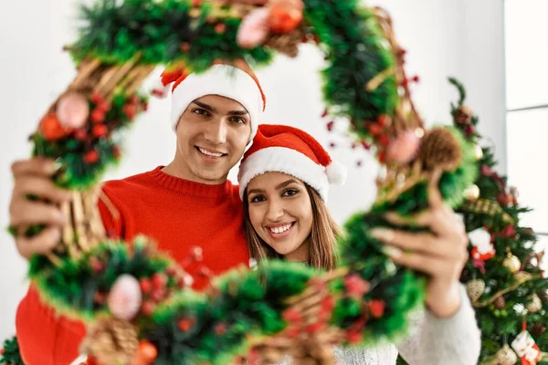 Pareja Joven Sonriendo Feliz Usando Sombrero Navidad Casa —  Fotos de Stock